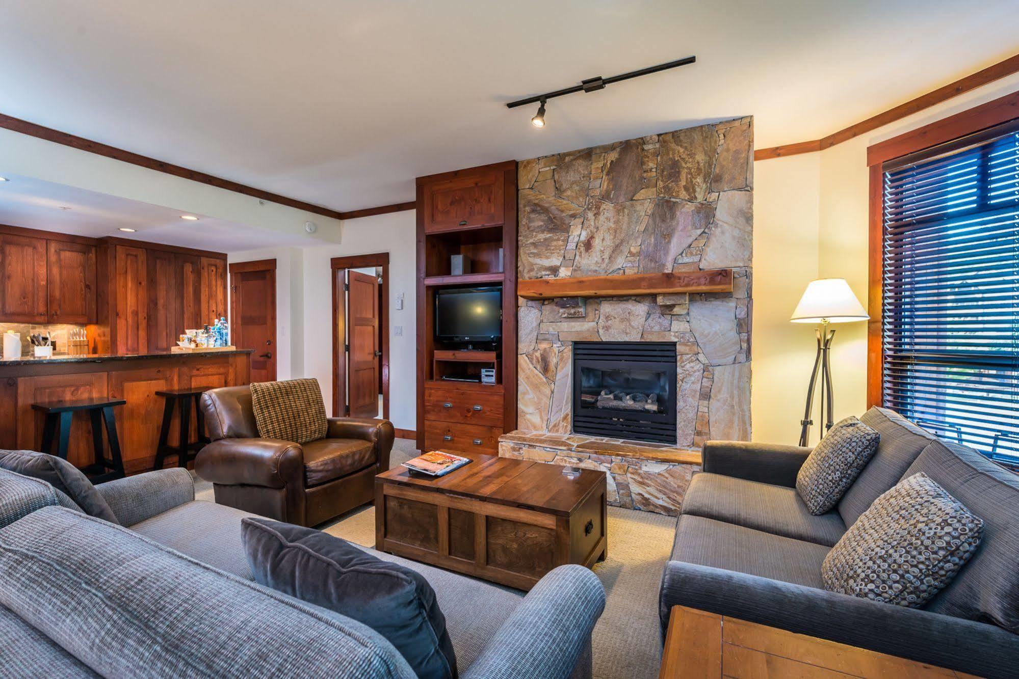 First Tracks Lodge Whistler Extérieur photo