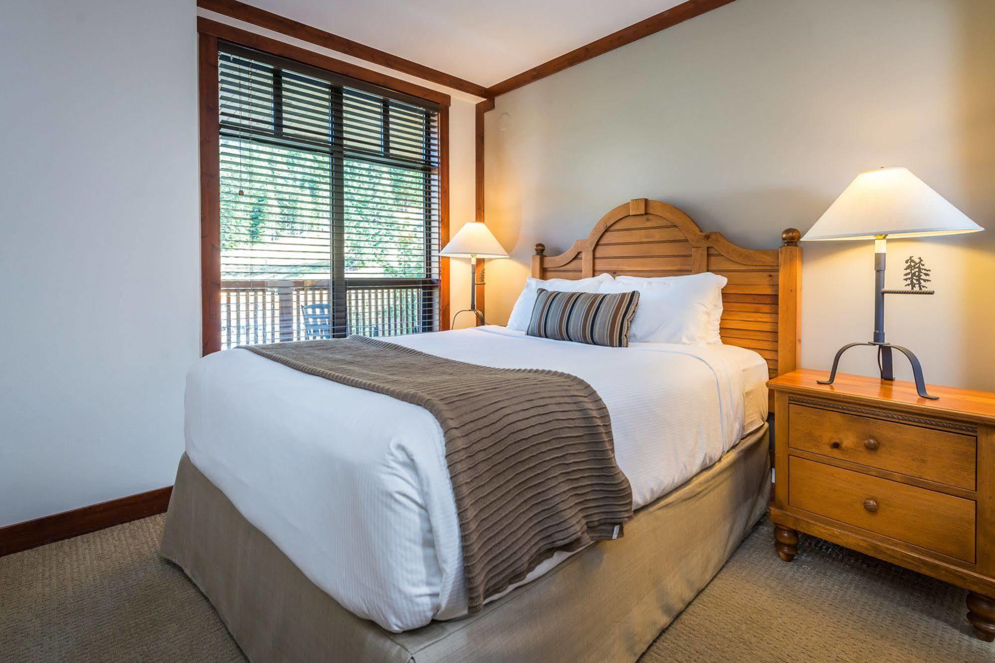 First Tracks Lodge Whistler Extérieur photo