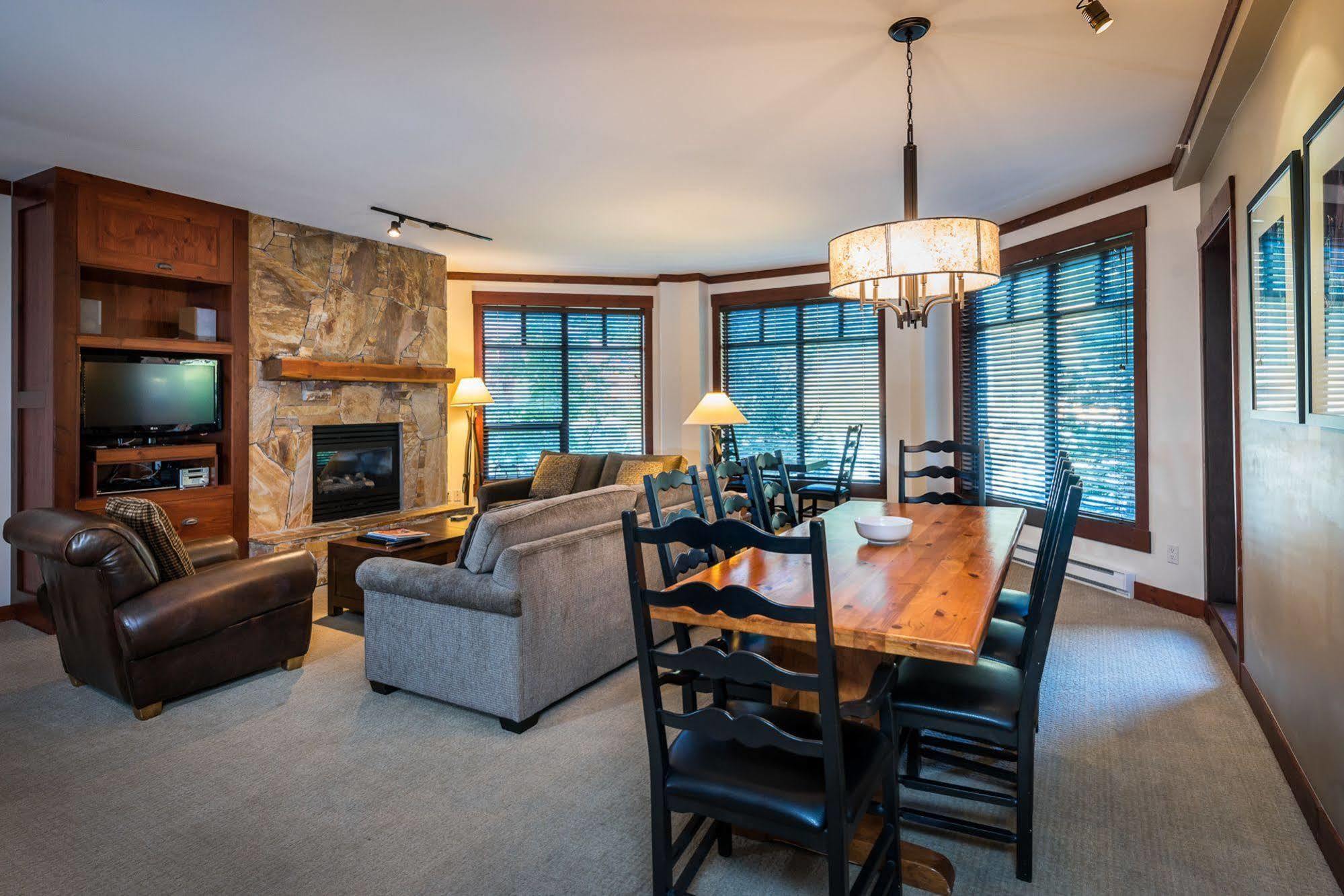 First Tracks Lodge Whistler Extérieur photo